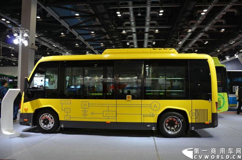 5月11日，2015北京国际道路运输展在北京国际会议中心拉开帷幕，福田欧辉携BJ6127商务班车、BJ6123快充纯电动、BJ6851快充纯电动、BJ6650迷你巴士4款明星产品出席展会，并在展会首日重磅推出了一款高端城间客车“e客”。图为福田欧辉迷你巴士-BJ6650系列快充纯电动城市客车