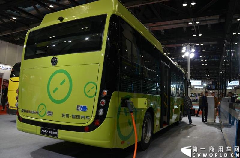 5月11日，2015北京国际道路运输展在北京国际会议中心拉开帷幕，福田欧辉携BJ6127商务班车、BJ6123快充纯电动、BJ6851快充纯电动、BJ6650迷你巴士4款明星产品出席展会，并在展会首日重磅推出了一款高端城间客车“e客”。图为福田欧辉弥勒巴士-BJ6851系列快充纯电动城市客车 
