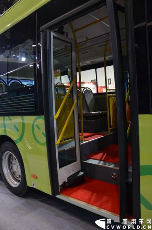 5月11日，2015北京国际道路运输展在北京国际会议中心拉开帷幕，福田欧辉携BJ6127商务班车、BJ6123快充纯电动、BJ6851快充纯电动、BJ6650迷你巴士4款明星产品出席展会，并在展会首日重磅推出了一款高端城间客车“e客”。图为福田欧辉弥勒巴士-BJ6851系列快充纯电动城市客车 