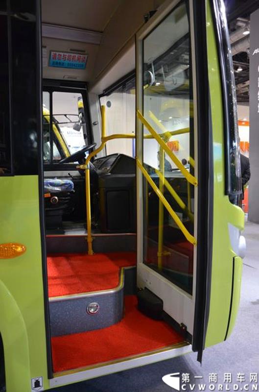 5月11日，2015北京国际道路运输展在北京国际会议中心拉开帷幕，福田欧辉携BJ6127商务班车、BJ6123快充纯电动、BJ6851快充纯电动、BJ6650迷你巴士4款明星产品出席展会，并在展会首日重磅推出了一款高端城间客车“e客”。图为福田欧辉弥勒巴士-BJ6851系列快充纯电动城市客车 