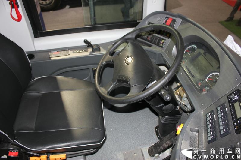 5月11-13日，2015北京国际道路运输、城市公交车辆及零部件展览会（以下简称“北京客车展”）在北京国家会议中心举行。在本次展会上，中通客车强势推出了其V系列共三款纯电动客车，引起行业极大的关注，并囊括三项重量大奖。图为中通纯电动客车LCK6118EV 