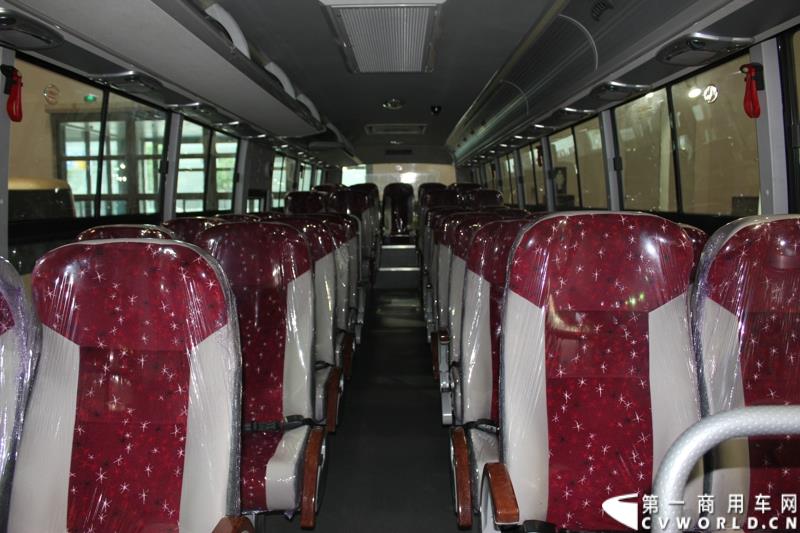 5月11-13日，2015北京国际道路运输、城市公交车辆及零部件展览会（以下简称“北京客车展”）在北京国家会议中心举行。在本次展会上，中通客车强势推出了其V系列共三款纯电动客车，引起行业极大的关注，并囊括三项重量大奖。图为中通纯电动客车LCK6118EV 