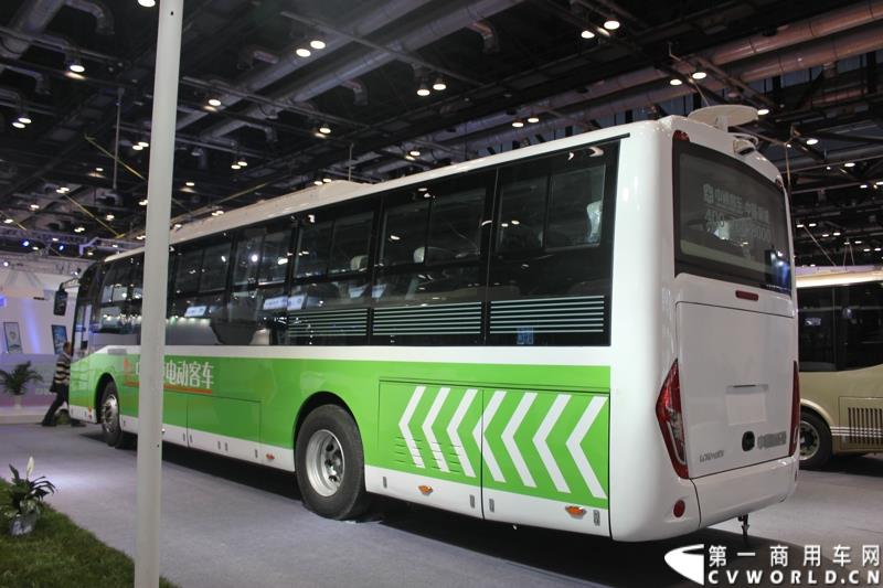 5月11-13日，2015北京国际道路运输、城市公交车辆及零部件展览会（以下简称“北京客车展”）在北京国家会议中心举行。在本次展会上，中通客车强势推出了其V系列共三款纯电动客车，引起行业极大的关注，并囊括三项重量大奖。图为中通纯电动客车LCK6118EV 