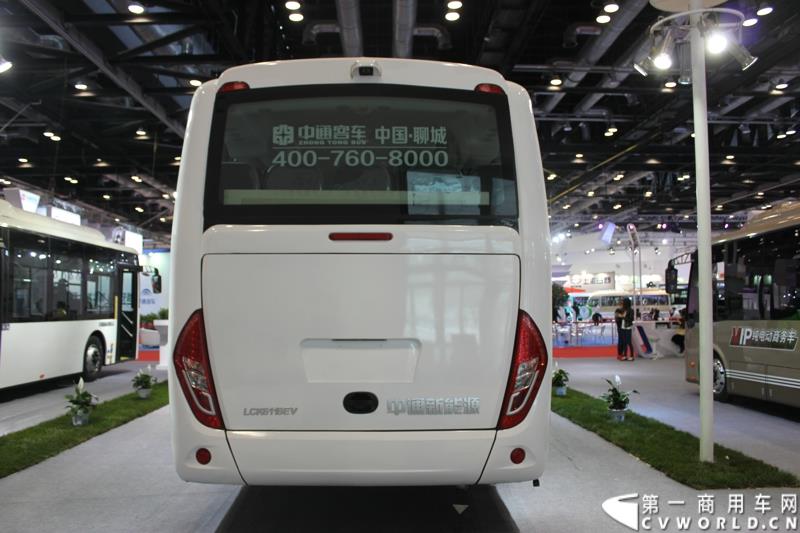 5月11-13日，2015北京国际道路运输、城市公交车辆及零部件展览会（以下简称“北京客车展”）在北京国家会议中心举行。在本次展会上，中通客车强势推出了其V系列共三款纯电动客车，引起行业极大的关注，并囊括三项重量大奖。图为中通纯电动客车LCK6118EV 