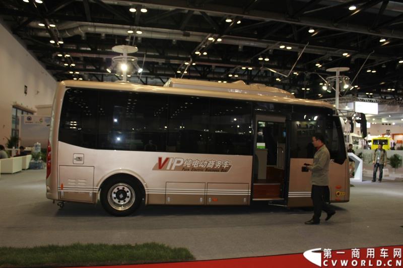 5月11-13日，2015北京国际道路运输、城市公交车辆及零部件展览会（以下简称“北京客车展”）在北京国家会议中心举行。在本次展会上，中通客车强势推出了其V系列共三款纯电动客车，引起行业极大的关注，并囊括三项重量大奖。图为中通纯电动客车LCK6670EVG 