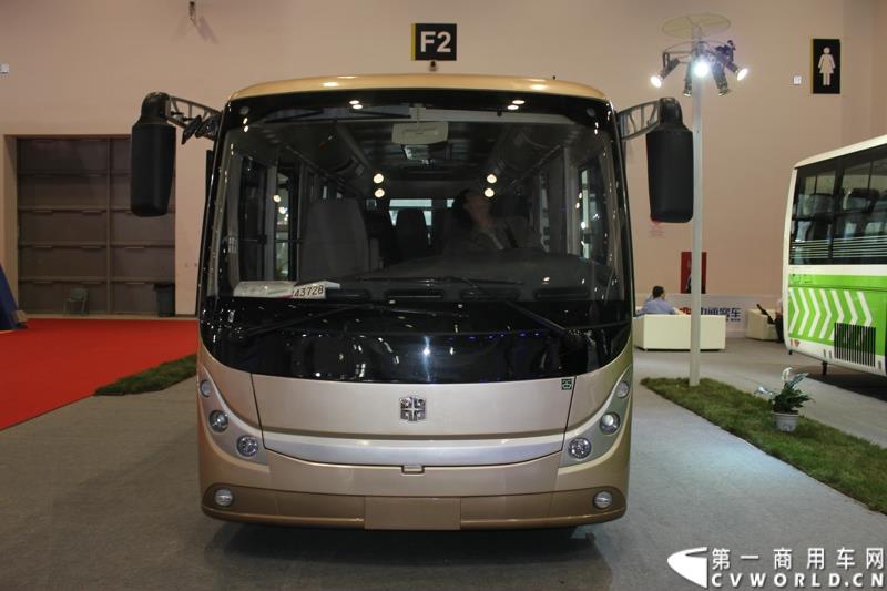 5月11-13日，2015北京国际道路运输、城市公交车辆及零部件展览会（以下简称“北京客车展”）在北京国家会议中心举行。在本次展会上，中通客车强势推出了其V系列共三款纯电动客车，引起行业极大的关注，并囊括三项重量大奖。图为中通纯电动客车LCK6670EVG 
