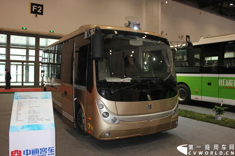 5月11-13日，2015北京国际道路运输、城市公交车辆及零部件展览会（以下简称“北京客车展”）在北京国家会议中心举行。在本次展会上，中通客车强势推出了其V系列共三款纯电动客车，引起行业极大的关注，并囊括三项重量大奖。图为中通纯电动客车LCK6670EVG 