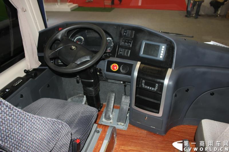 5月11-13日，2015北京国际道路运输、城市公交车辆及零部件展览会（以下简称“北京客车展”）在北京国家会议中心举行。在本次展会上，中通客车强势推出了其V系列共三款纯电动客车，引起行业极大的关注，并囊括三项重量大奖。图为中通纯电动客车LCK6670EVG 