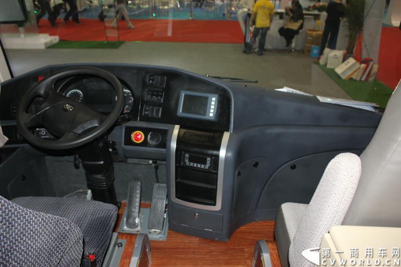 5月11-13日，2015北京国际道路运输、城市公交车辆及零部件展览会（以下简称“北京客车展”）在北京国家会议中心举行。在本次展会上，中通客车强势推出了其V系列共三款纯电动客车，引起行业极大的关注，并囊括三项重量大奖。图为中通纯电动客车LCK6670EVG 