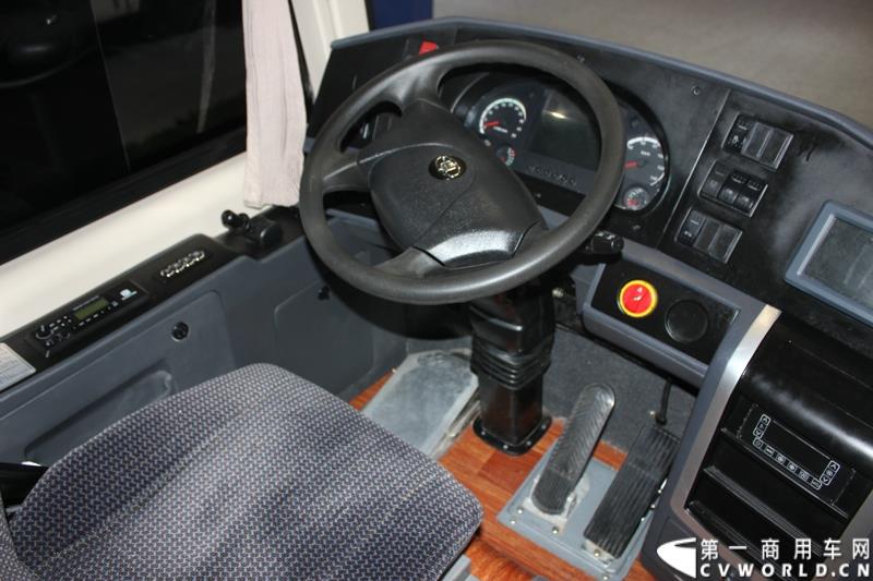 5月11-13日，2015北京国际道路运输、城市公交车辆及零部件展览会（以下简称“北京客车展”）在北京国家会议中心举行。在本次展会上，中通客车强势推出了其V系列共三款纯电动客车，引起行业极大的关注，并囊括三项重量大奖。图为中通纯电动客车LCK6670EVG 