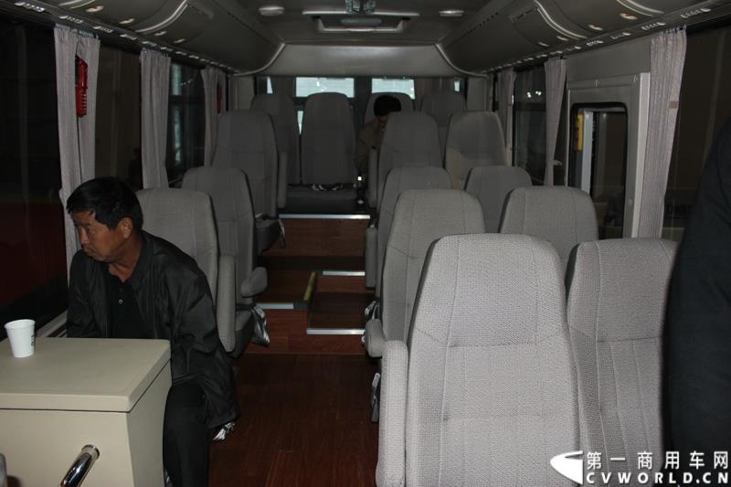 5月11-13日，2015北京国际道路运输、城市公交车辆及零部件展览会（以下简称“北京客车展”）在北京国家会议中心举行。在本次展会上，中通客车强势推出了其V系列共三款纯电动客车，引起行业极大的关注，并囊括三项重量大奖。图为中通纯电动客车LCK6670EVG 