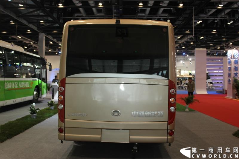 5月11-13日，2015北京国际道路运输、城市公交车辆及零部件展览会（以下简称“北京客车展”）在北京国家会议中心举行。在本次展会上，中通客车强势推出了其V系列共三款纯电动客车，引起行业极大的关注，并囊括三项重量大奖。图为中通纯电动客车LCK6670EVG 