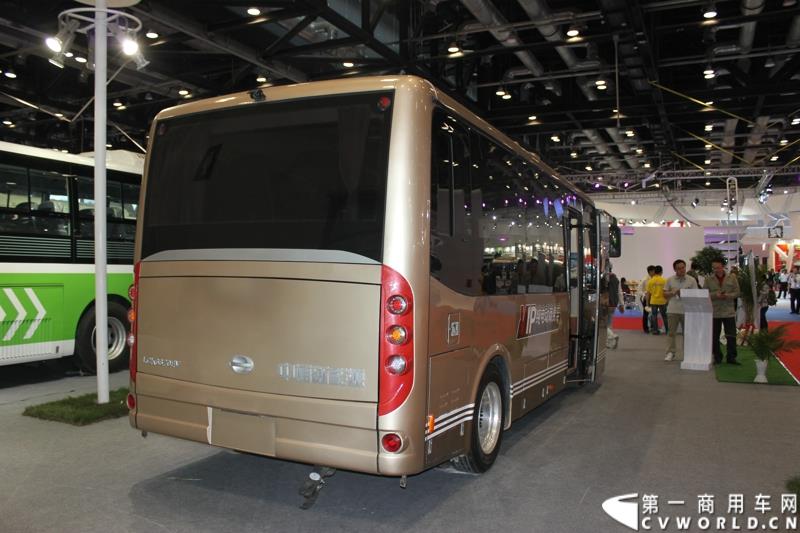 5月11-13日，2015北京国际道路运输、城市公交车辆及零部件展览会（以下简称“北京客车展”）在北京国家会议中心举行。在本次展会上，中通客车强势推出了其V系列共三款纯电动客车，引起行业极大的关注，并囊括三项重量大奖。图为中通纯电动客车LCK6670EVG 