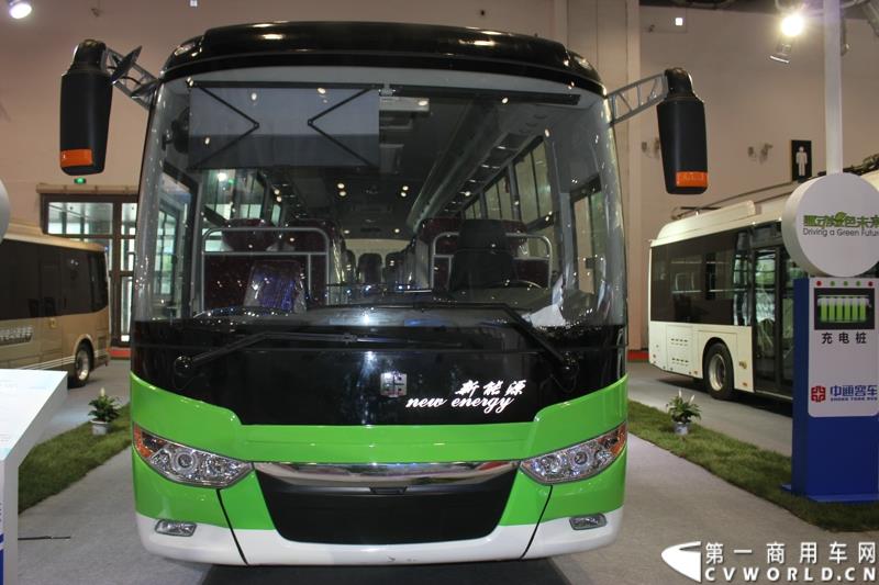 5月11-13日，2015北京国际道路运输、城市公交车辆及零部件展览会（以下简称“北京客车展”）在北京国家会议中心举行。在本次展会上，中通客车强势推出了其V系列共三款纯电动客车，引起行业极大的关注，并囊括三项重量大奖。图为中通纯电动客车LCK6118EV 