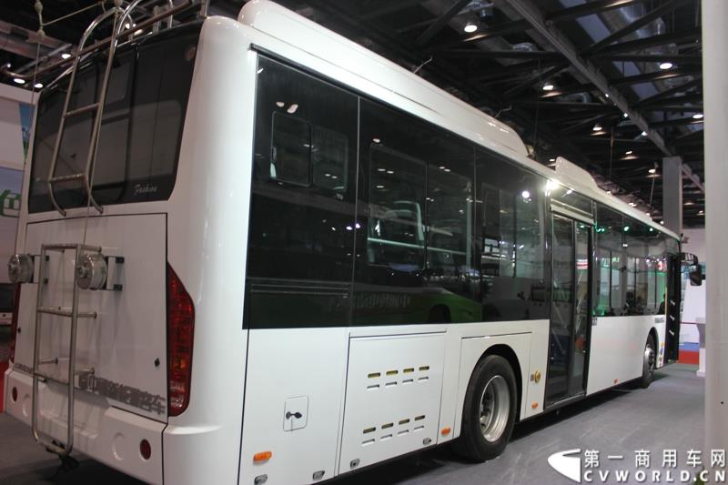 5月11-13日，2015北京国际道路运输、城市公交车辆及零部件展览会（以下简称“北京客车展”）在北京国家会议中心举行。在本次展会上，中通客车强势推出了其V系列共三款纯电动客车，引起行业极大的关注，并囊括三项重量大奖。图为中通双源快充纯电动客车LCK6123GEV