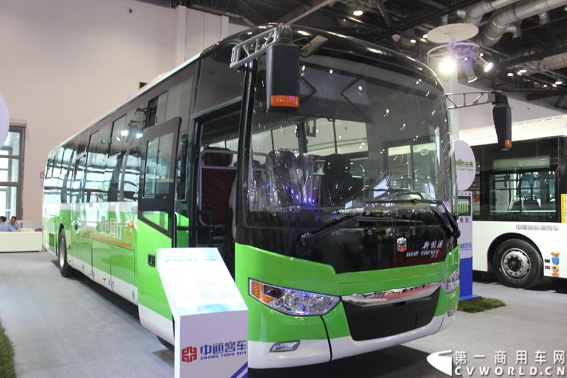 5月11-13日，2015北京国际道路运输、城市公交车辆及零部件展览会（以下简称“北京客车展”）在北京国家会议中心举行。在本次展会上，中通客车强势推出了其V系列共三款纯电动客车，引起行业极大的关注，并囊括三项重量大奖。图为中通纯电动客车LCK6118EV 