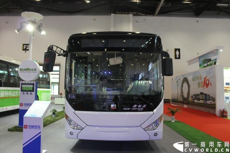 5月11-13日，2015北京国际道路运输、城市公交车辆及零部件展览会（以下简称“北京客车展”）在北京国家会议中心举行。在本次展会上，中通客车强势推出了其V系列共三款纯电动客车，引起行业极大的关注，并囊括三项重量大奖。图为中通双源快充纯电动客车LCK6123GEV