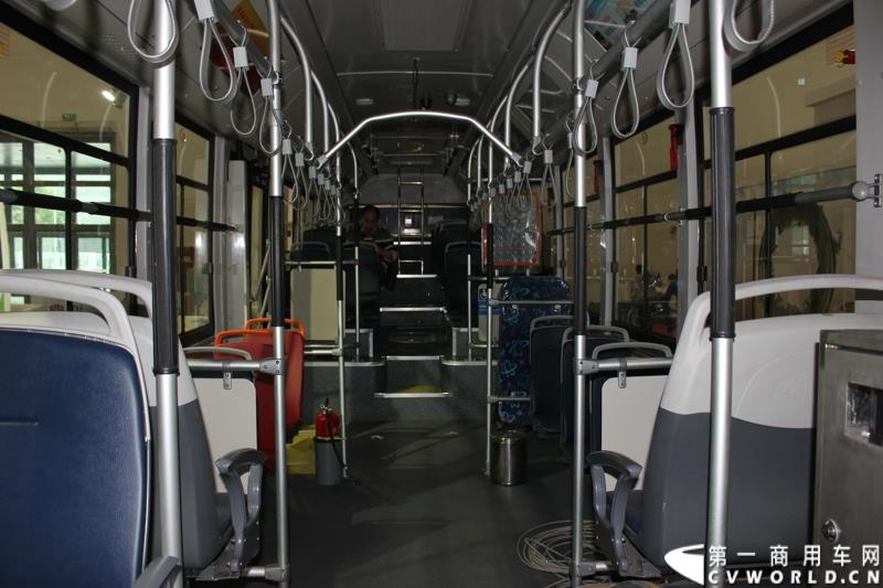 5月11-13日，2015北京国际道路运输、城市公交车辆及零部件展览会（以下简称“北京客车展”）在北京国家会议中心举行。在本次展会上，中通客车强势推出了其V系列共三款纯电动客车，引起行业极大的关注，并囊括三项重量大奖。图为中通双源快充纯电动客车LCK6123GEV