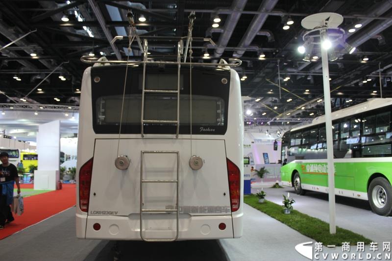 5月11-13日，2015北京国际道路运输、城市公交车辆及零部件展览会（以下简称“北京客车展”）在北京国家会议中心举行。在本次展会上，中通客车强势推出了其V系列共三款纯电动客车，引起行业极大的关注，并囊括三项重量大奖。图为中通双源快充纯电动客车LCK6123GEV