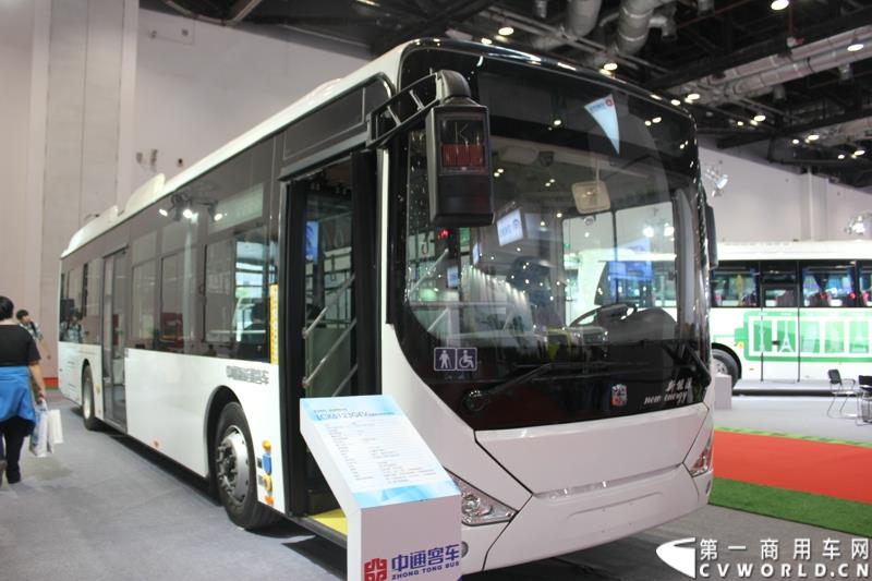 5月11-13日，2015北京国际道路运输、城市公交车辆及零部件展览会（以下简称“北京客车展”）在北京国家会议中心举行。在本次展会上，中通客车强势推出了其V系列共三款纯电动客车，引起行业极大的关注，并囊括三项重量大奖。图为中通双源快充纯电动客车LCK6123GEV