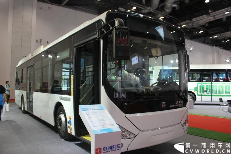 5月11-13日，2015北京国际道路运输、城市公交车辆及零部件展览会（以下简称“北京客车展”）在北京国家会议中心举行。在本次展会上，中通客车强势推出了其V系列共三款纯电动客车，引起行业极大的关注，并囊括三项重量大奖。图为中通双源快充纯电动客车LCK6123GEV