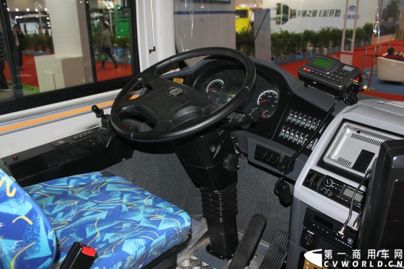 5月11-13日，2015北京国际道路运输、城市公交车辆及零部件展览会（以下简称“北京客车展”）在北京国家会议中心举行。在本次展会上，中通客车强势推出了其V系列共三款纯电动客车，引起行业极大的关注，并囊括三项重量大奖。图为中通双源快充纯电动客车LCK6123GEV