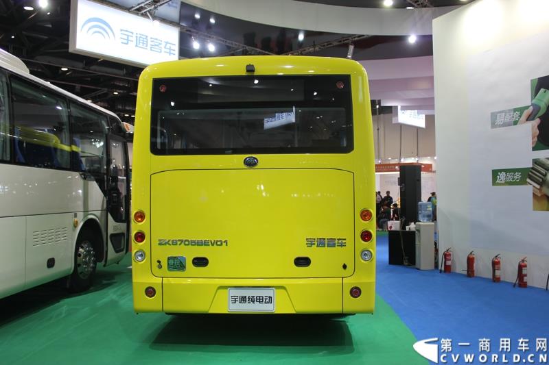 5月11-13日，2015北京国际道路运输、城市公交车辆及零部件展览会（以下简称“北京客车展”）在北京国家会议中心举行。在这场客车盛宴上，宇通客车携四款车型展示，分别是高端商务车T7、10米纯电动公交车 ZK6105BEVG3、7米纯电动公交车ZK6705BEVG1、10米纯电动团体车ZK6115BEV2。其中，高端商务车ZK6710首次亮相。图为宇通E7PLUS纯电动公交车 