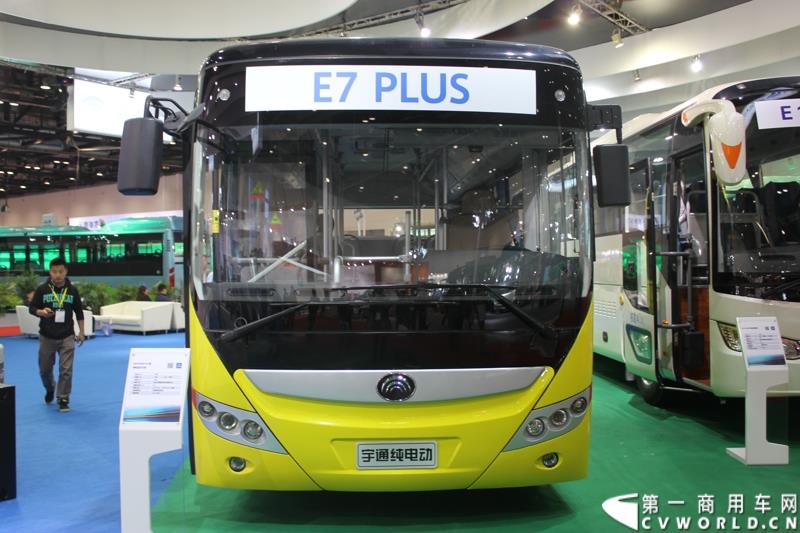 5月11-13日，2015北京国际道路运输、城市公交车辆及零部件展览会（以下简称“北京客车展”）在北京国家会议中心举行。在这场客车盛宴上，宇通客车携四款车型展示，分别是高端商务车T7、10米纯电动公交车 ZK6105BEVG3、7米纯电动公交车ZK6705BEVG1、10米纯电动团体车ZK6115BEV2。其中，高端商务车ZK6710首次亮相。图为宇通E7PLUS纯电动公交车 