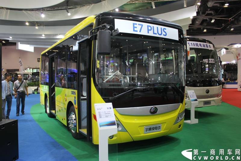 5月11-13日，2015北京国际道路运输、城市公交车辆及零部件展览会（以下简称“北京客车展”）在北京国家会议中心举行。在这场客车盛宴上，宇通客车携四款车型展示，分别是高端商务车T7、10米纯电动公交车 ZK6105BEVG3、7米纯电动公交车ZK6705BEVG1、10米纯电动团体车ZK6115BEV2。其中，高端商务车ZK6710首次亮相。图为宇通E7PLUS纯电动公交车 