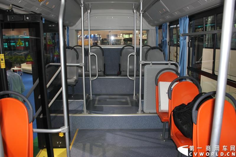 5月11-13日，2015北京国际道路运输、城市公交车辆及零部件展览会（以下简称“北京客车展”）在北京国家会议中心举行。在这场客车盛宴上，宇通客车携四款车型展示，分别是高端商务车T7、10米纯电动公交车 ZK6105BEVG3、7米纯电动公交车ZK6705BEVG1、10米纯电动团体车ZK6115BEV2。其中，高端商务车ZK6710首次亮相。图为宇通E7PLUS纯电动公交车 