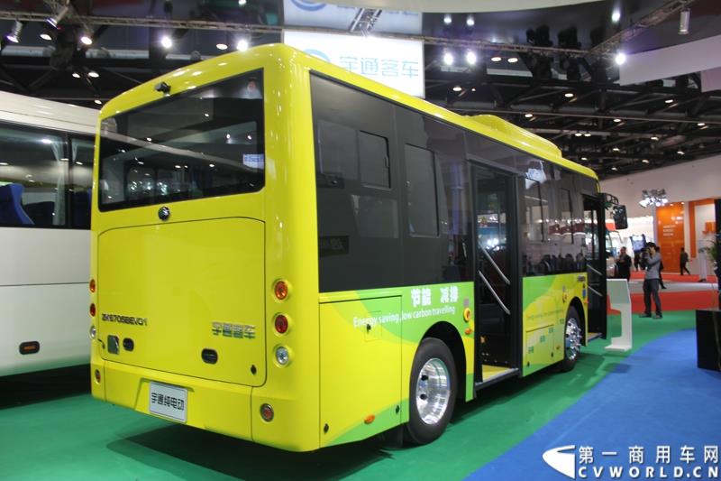 5月11-13日，2015北京国际道路运输、城市公交车辆及零部件展览会（以下简称“北京客车展”）在北京国家会议中心举行。在这场客车盛宴上，宇通客车携四款车型展示，分别是高端商务车T7、10米纯电动公交车 ZK6105BEVG3、7米纯电动公交车ZK6705BEVG1、10米纯电动团体车ZK6115BEV2。其中，高端商务车ZK6710首次亮相。图为宇通E7PLUS纯电动公交车 