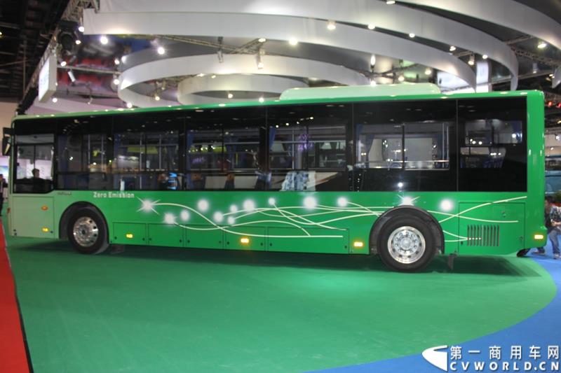 5月11-13日，2015北京国际道路运输、城市公交车辆及零部件展览会（以下简称“北京客车展”）在北京国家会议中心举行。在这场客车盛宴上，宇通客车携四款车型展示，分别是高端商务车T7、10米纯电动公交车 ZK6105BEVG3、7米纯电动公交车ZK6705BEVG1、10米纯电动团体车ZK6115BEV2。其中，高端商务车ZK6710首次亮相。图为宇通E10纯电动公交车