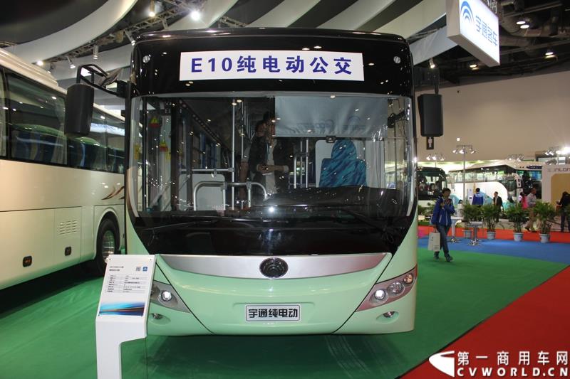 5月11-13日，2015北京国际道路运输、城市公交车辆及零部件展览会（以下简称“北京客车展”）在北京国家会议中心举行。在这场客车盛宴上，宇通客车携四款车型展示，分别是高端商务车T7、10米纯电动公交车 ZK6105BEVG3、7米纯电动公交车ZK6705BEVG1、10米纯电动团体车ZK6115BEV2。其中，高端商务车ZK6710首次亮相。图为宇通E10纯电动公交车