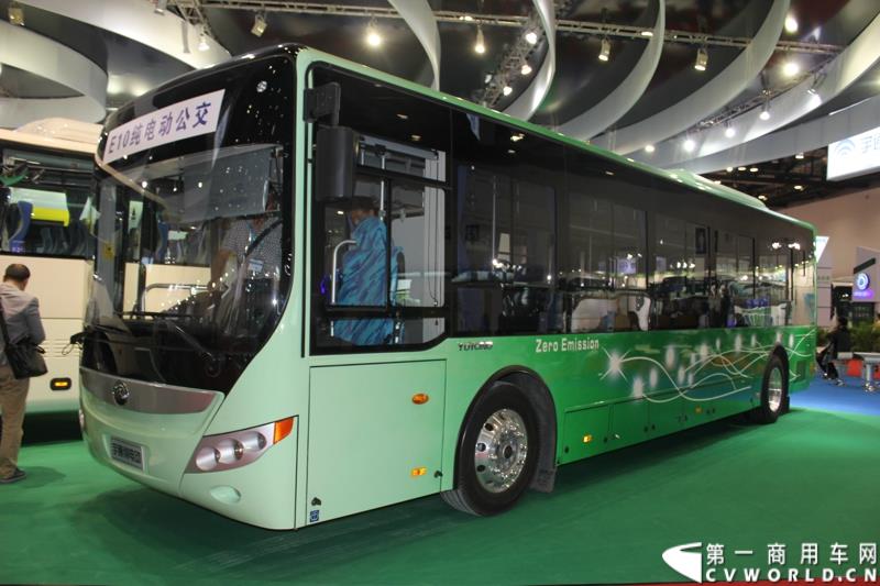 5月11-13日，2015北京国际道路运输、城市公交车辆及零部件展览会（以下简称“北京客车展”）在北京国家会议中心举行。在这场客车盛宴上，宇通客车携四款车型展示，分别是高端商务车T7、10米纯电动公交车 ZK6105BEVG3、7米纯电动公交车ZK6705BEVG1、10米纯电动团体车ZK6115BEV2。其中，高端商务车ZK6710首次亮相。图为宇通E10纯电动公交车