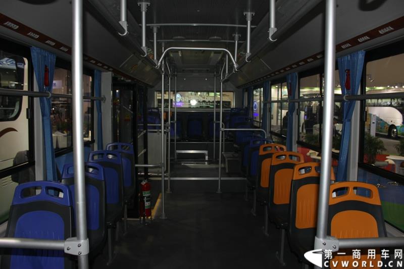 5月11-13日，2015北京国际道路运输、城市公交车辆及零部件展览会（以下简称“北京客车展”）在北京国家会议中心举行。在这场客车盛宴上，宇通客车携四款车型展示，分别是高端商务车T7、10米纯电动公交车 ZK6105BEVG3、7米纯电动公交车ZK6705BEVG1、10米纯电动团体车ZK6115BEV2。其中，高端商务车ZK6710首次亮相。图为宇通E10纯电动公交车