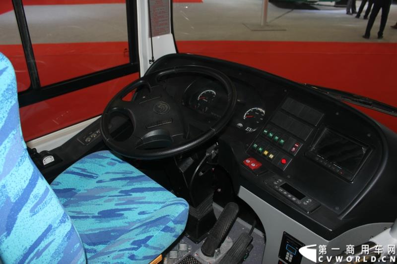 5月11-13日，2015北京国际道路运输、城市公交车辆及零部件展览会（以下简称“北京客车展”）在北京国家会议中心举行。在这场客车盛宴上，宇通客车携四款车型展示，分别是高端商务车T7、10米纯电动公交车 ZK6105BEVG3、7米纯电动公交车ZK6705BEVG1、10米纯电动团体车ZK6115BEV2。其中，高端商务车ZK6710首次亮相。图为宇通E10纯电动公交车