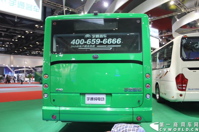 5月11-13日，2015北京国际道路运输、城市公交车辆及零部件展览会（以下简称“北京客车展”）在北京国家会议中心举行。在这场客车盛宴上，宇通客车携四款车型展示，分别是高端商务车T7、10米纯电动公交车 ZK6105BEVG3、7米纯电动公交车ZK6705BEVG1、10米纯电动团体车ZK6115BEV2。其中，高端商务车ZK6710首次亮相。图为宇通E10纯电动公交车