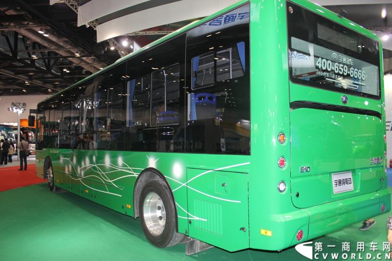 5月11-13日，2015北京国际道路运输、城市公交车辆及零部件展览会（以下简称“北京客车展”）在北京国家会议中心举行。在这场客车盛宴上，宇通客车携四款车型展示，分别是高端商务车T7、10米纯电动公交车 ZK6105BEVG3、7米纯电动公交车ZK6705BEVG1、10米纯电动团体车ZK6115BEV2。其中，高端商务车ZK6710首次亮相。图为宇通E10纯电动公交车