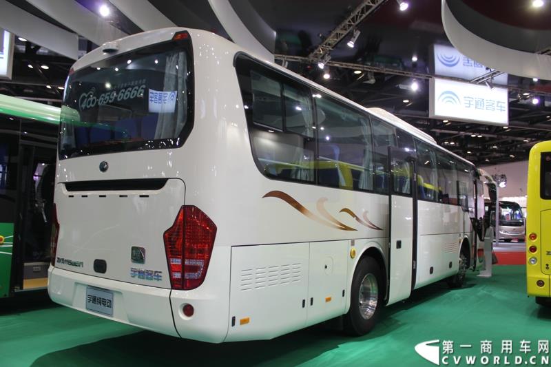 5月11-13日，2015北京国际道路运输、城市公交车辆及零部件展览会（以下简称“北京客车展”）在北京国家会议中心举行。在这场客车盛宴上，宇通客车携四款车型展示，分别是高端商务车T7、10米纯电动公交车 ZK6105BEVG3、7米纯电动公交车ZK6705BEVG1、10米纯电动团体车ZK6115BEV2。其中，高端商务车ZK6710首次亮相。图为宇通E10纯电动客车