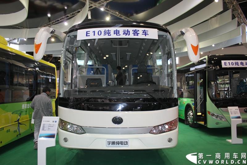 5月11-13日，2015北京国际道路运输、城市公交车辆及零部件展览会（以下简称“北京客车展”）在北京国家会议中心举行。在这场客车盛宴上，宇通客车携四款车型展示，分别是高端商务车T7、10米纯电动公交车 ZK6105BEVG3、7米纯电动公交车ZK6705BEVG1、10米纯电动团体车ZK6115BEV2。其中，高端商务车ZK6710首次亮相。图为宇通E10纯电动客车