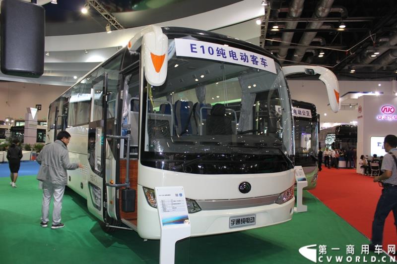 5月11-13日，2015北京国际道路运输、城市公交车辆及零部件展览会（以下简称“北京客车展”）在北京国家会议中心举行。在这场客车盛宴上，宇通客车携四款车型展示，分别是高端商务车T7、10米纯电动公交车 ZK6105BEVG3、7米纯电动公交车ZK6705BEVG1、10米纯电动团体车ZK6115BEV2。其中，高端商务车ZK6710首次亮相。图为宇通E10纯电动客车