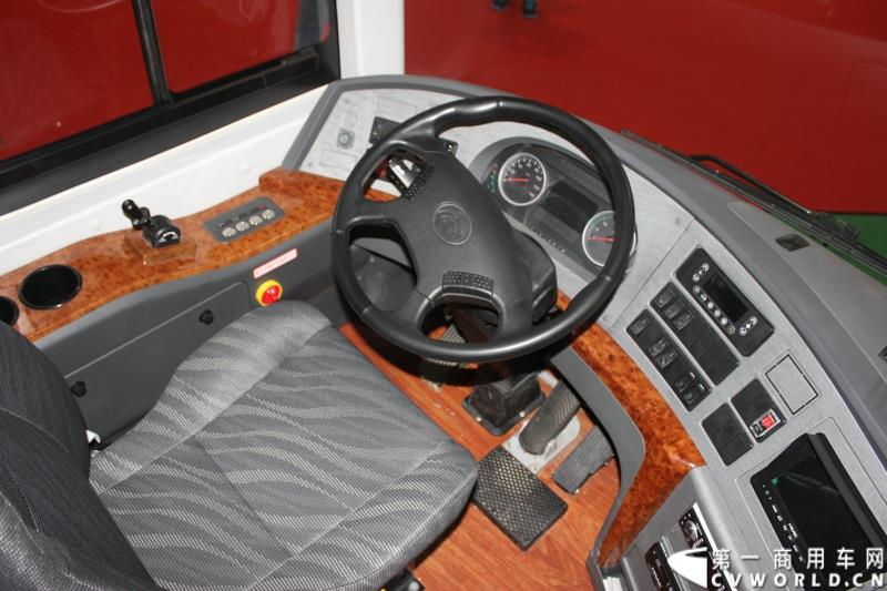 5月11-13日，2015北京国际道路运输、城市公交车辆及零部件展览会（以下简称“北京客车展”）在北京国家会议中心举行。在这场客车盛宴上，宇通客车携四款车型展示，分别是高端商务车T7、10米纯电动公交车 ZK6105BEVG3、7米纯电动公交车ZK6705BEVG1、10米纯电动团体车ZK6115BEV2。其中，高端商务车ZK6710首次亮相。图为宇通E10纯电动客车