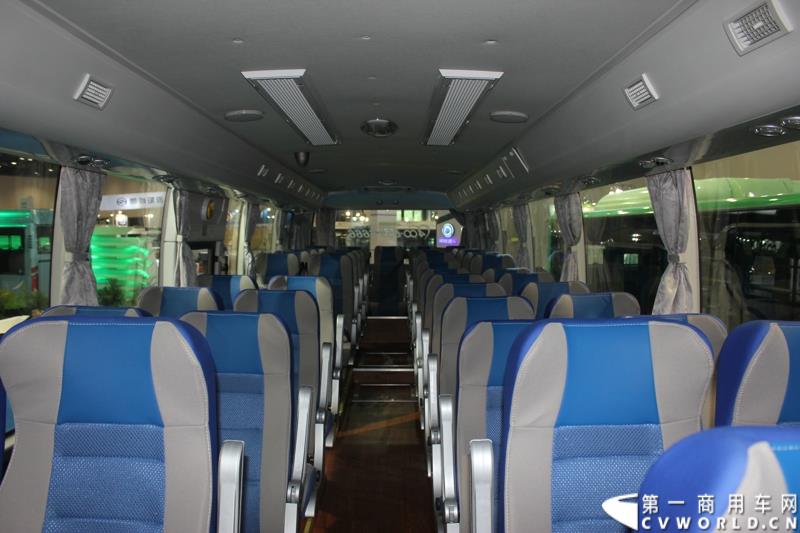 5月11-13日，2015北京国际道路运输、城市公交车辆及零部件展览会（以下简称“北京客车展”）在北京国家会议中心举行。在这场客车盛宴上，宇通客车携四款车型展示，分别是高端商务车T7、10米纯电动公交车 ZK6105BEVG3、7米纯电动公交车ZK6705BEVG1、10米纯电动团体车ZK6115BEV2。其中，高端商务车ZK6710首次亮相。图为宇通E10纯电动客车