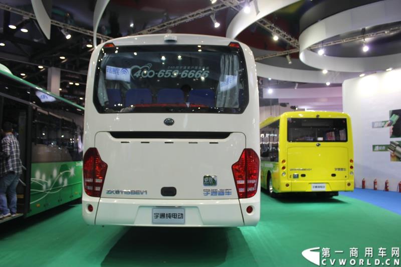 5月11-13日，2015北京国际道路运输、城市公交车辆及零部件展览会（以下简称“北京客车展”）在北京国家会议中心举行。在这场客车盛宴上，宇通客车携四款车型展示，分别是高端商务车T7、10米纯电动公交车 ZK6105BEVG3、7米纯电动公交车ZK6705BEVG1、10米纯电动团体车ZK6115BEV2。其中，高端商务车ZK6710首次亮相。图为宇通E10纯电动客车