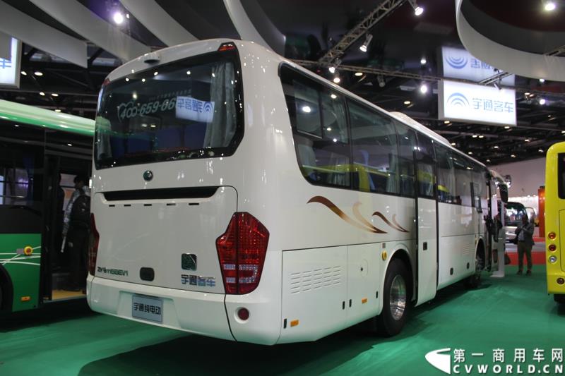 5月11-13日，2015北京国际道路运输、城市公交车辆及零部件展览会（以下简称“北京客车展”）在北京国家会议中心举行。在这场客车盛宴上，宇通客车携四款车型展示，分别是高端商务车T7、10米纯电动公交车 ZK6105BEVG3、7米纯电动公交车ZK6705BEVG1、10米纯电动团体车ZK6115BEV2。其中，高端商务车ZK6710首次亮相。图为宇通E10纯电动客车