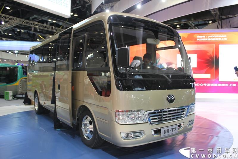 5月11-13日，2015北京国际道路运输、城市公交车辆及零部件展览会（以下简称“北京客车展”）在北京国家会议中心举行。在这场客车盛宴上，宇通客车携四款车型展示，分别是高端商务车T7、10米纯电动公交车 ZK6105BEVG3、7米纯电动公交车ZK6705BEVG1、10米纯电动团体车ZK6115BEV2。其中，高端商务车ZK6710首次亮相。图为宇通T7高档商务车