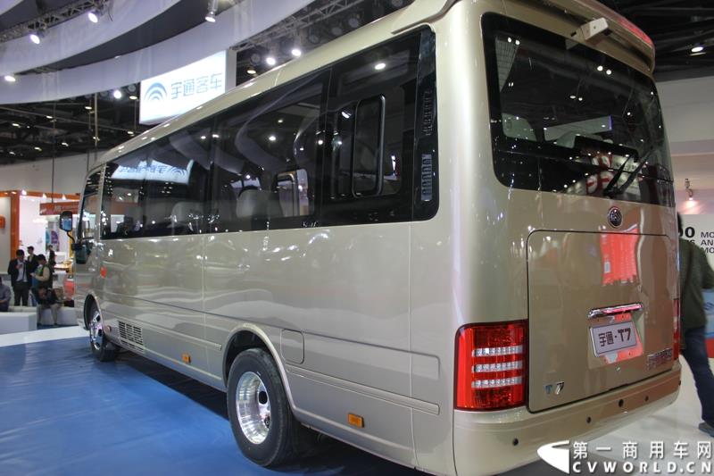 5月11-13日，2015北京国际道路运输、城市公交车辆及零部件展览会（以下简称“北京客车展”）在北京国家会议中心举行。在这场客车盛宴上，宇通客车携四款车型展示，分别是高端商务车T7、10米纯电动公交车 ZK6105BEVG3、7米纯电动公交车ZK6705BEVG1、10米纯电动团体车ZK6115BEV2。其中，高端商务车ZK6710首次亮相。图为宇通T7高档商务车