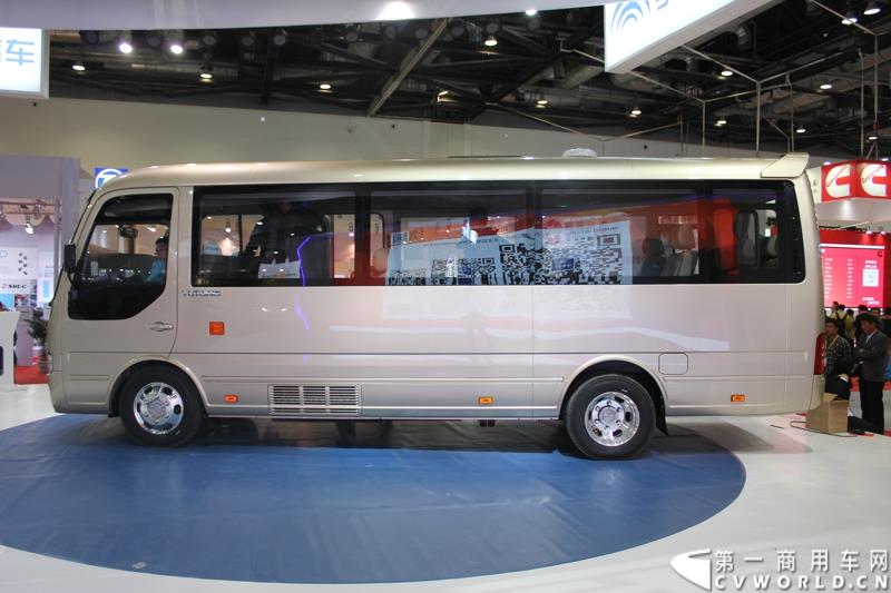 5月11-13日，2015北京国际道路运输、城市公交车辆及零部件展览会（以下简称“北京客车展”）在北京国家会议中心举行。在这场客车盛宴上，宇通客车携四款车型展示，分别是高端商务车T7、10米纯电动公交车 ZK6105BEVG3、7米纯电动公交车ZK6705BEVG1、10米纯电动团体车ZK6115BEV2。其中，高端商务车ZK6710首次亮相。图为宇通T7高档商务车