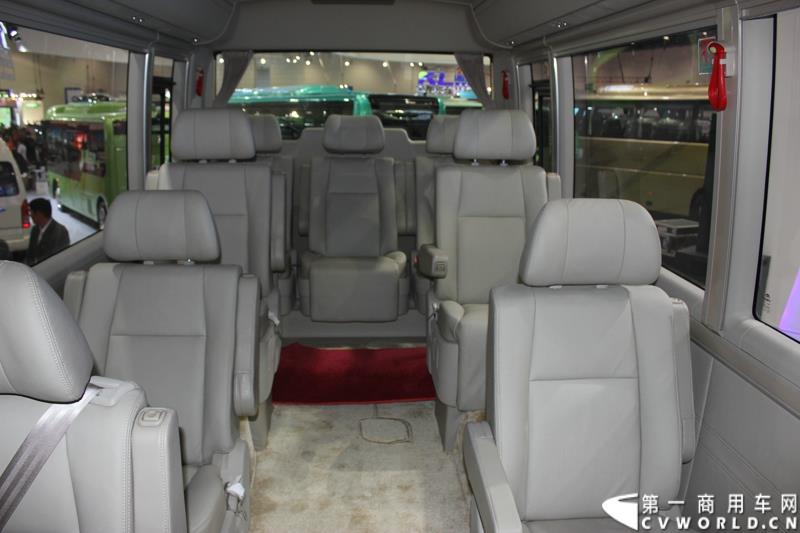 5月11-13日，2015北京国际道路运输、城市公交车辆及零部件展览会（以下简称“北京客车展”）在北京国家会议中心举行。在这场客车盛宴上，宇通客车携四款车型展示，分别是高端商务车T7、10米纯电动公交车 ZK6105BEVG3、7米纯电动公交车ZK6705BEVG1、10米纯电动团体车ZK6115BEV2。其中，高端商务车ZK6710首次亮相。图为宇通T7高档商务车