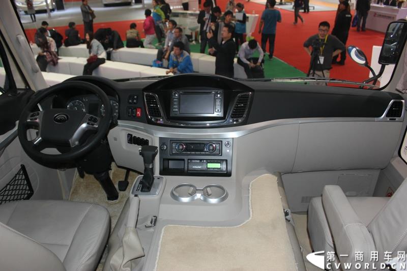 5月11-13日，2015北京国际道路运输、城市公交车辆及零部件展览会（以下简称“北京客车展”）在北京国家会议中心举行。在这场客车盛宴上，宇通客车携四款车型展示，分别是高端商务车T7、10米纯电动公交车 ZK6105BEVG3、7米纯电动公交车ZK6705BEVG1、10米纯电动团体车ZK6115BEV2。其中，高端商务车ZK6710首次亮相。图为宇通T7高档商务车